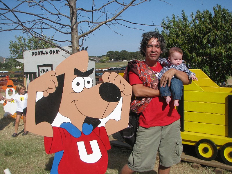 DadAllieUnderdog.JPG - Underdog! Woohoo! What's he doing at the pumpkin patch?