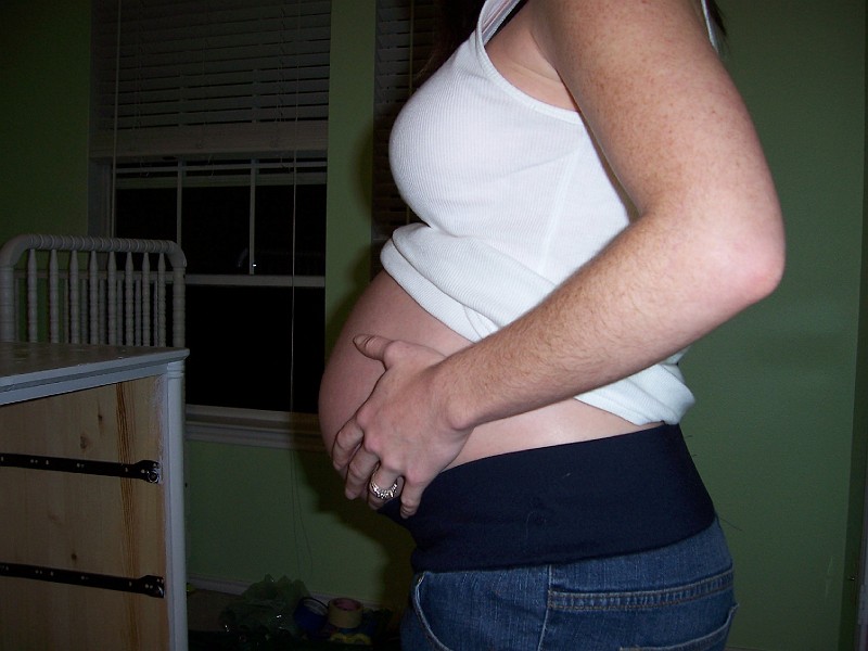 About27Weeks3.jpg - Sexy maternity jeans (about 27 weeks).