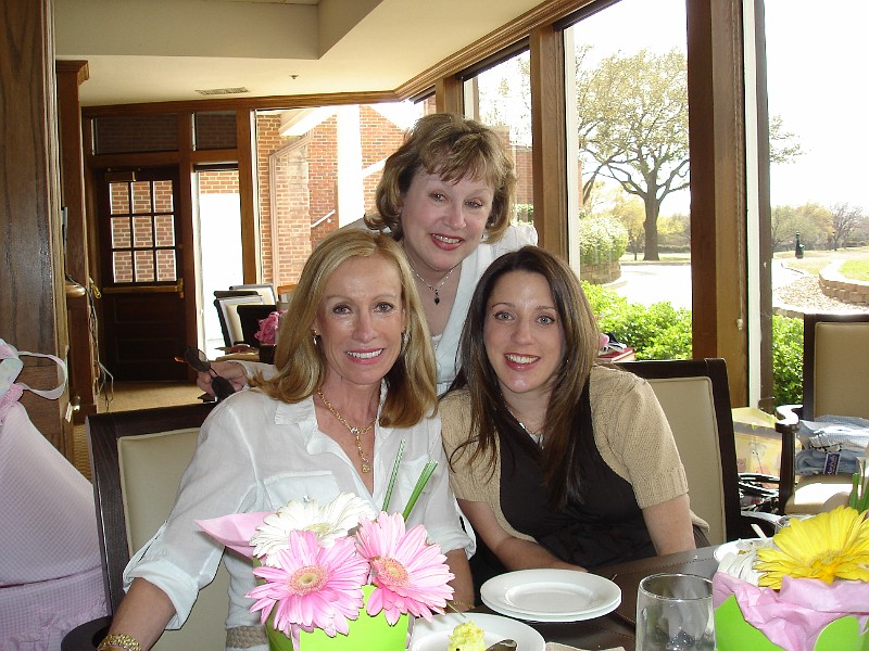 TeriChrisMelShower.jpg - Great Aunt Chrissy, Great Aunt Teri, and Mommy!